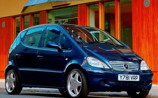 A-Class представлява първото навлизане на Mercedes в сектора на малките хечбек автомобили в битката с Ford Focus и Volkswagen Golf. Моделът постига значителен успех, като от него са продадени 1,4 млн. броя през 7-годишния период на производство. Да, първото поколение имаше проблеми със стабилността, но след като те бяха коригирани, А-класата е подчертан пазарен успех. 